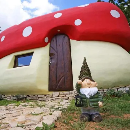 Nyaraló Mushroom House - Sleeps 4 - Pets Ok - Parking *