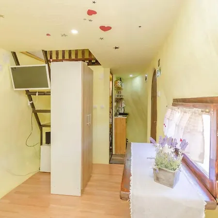 Mushroom House - Sleeps 4 - Pets Ok - Parking