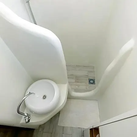 Mushroom House - Sleeps 4 - Pets Ok - Parking Holiday home *