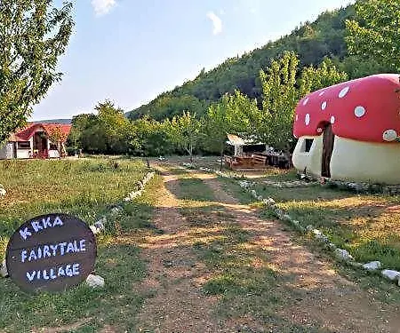 Mushroom House - Sleeps 4 - Pets Ok - Parking *