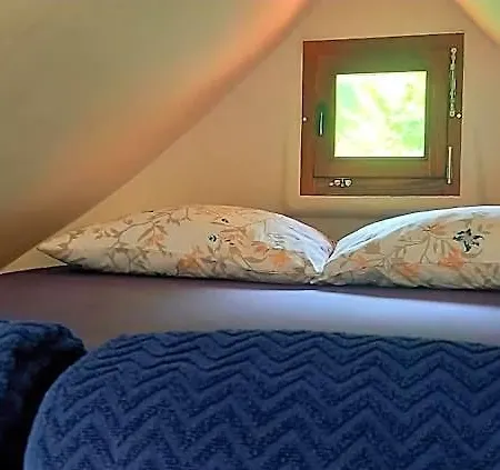Mushroom House - Sleeps 4 - Pets Ok - Parking *