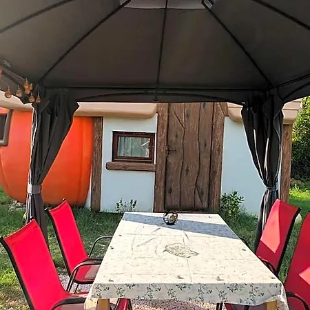 Mushroom House - Sleeps 4 - Pets Ok - Parking
