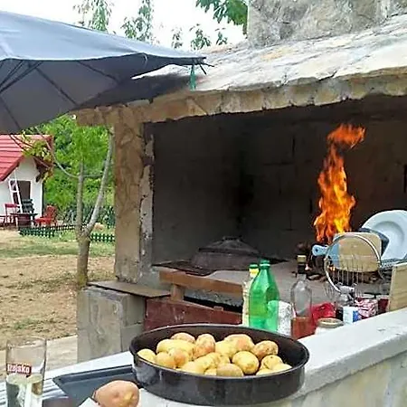 Mushroom House - Sleeps 4 - Pets Ok - Parking