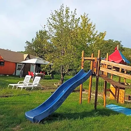 Mushroom House - Sleeps 4 - Pets Ok - Parking *