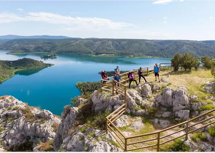 Mushroom House - Sleeps 4 - Pets Ok - Parking בית נופש