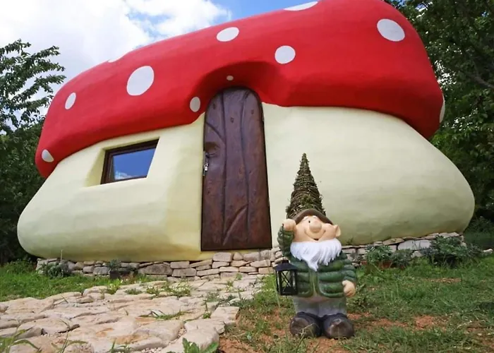 בית נופש Mushroom House - Sleeps 4 - Pets Ok - Parking *