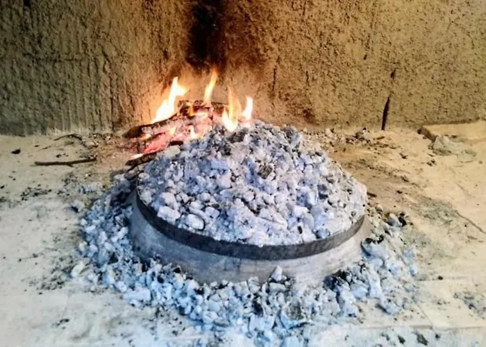 Mushroom House - Sleeps 4 - Pets Ok - Parking *