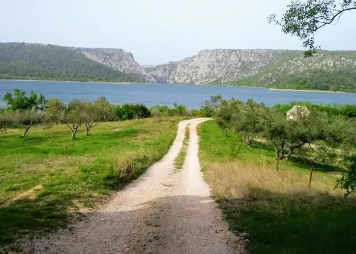 Mushroom House - Sleeps 4 - Pets Ok - Parking *