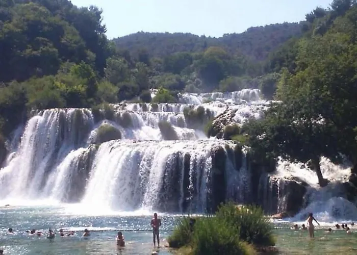 Mushroom House - Sleeps 4 - Pets Ok - Parking בית נופש סקארדין