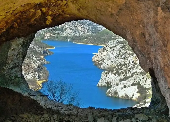 Mushroom House - Sleeps 4 - Pets Ok - Parking بيت للعطل *