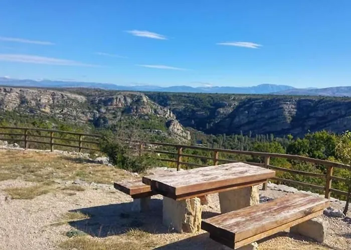 Mushroom House - Sleeps 4 - Pets Ok - Parking بيت للعطل *