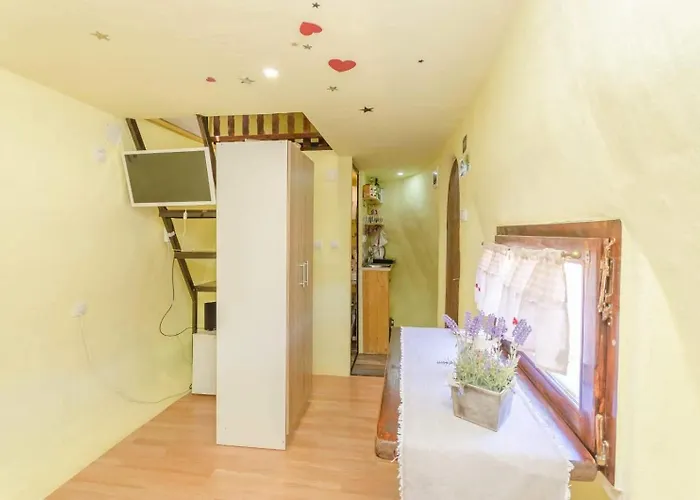 Mushroom House - Sleeps 4 - Pets Ok - Parking