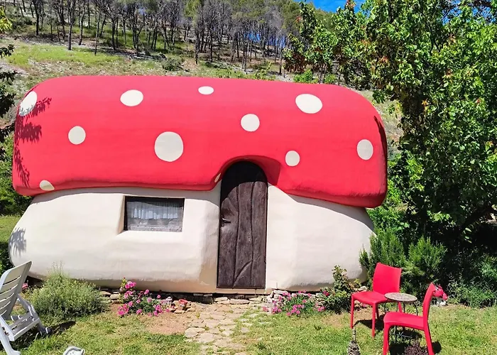 Mushroom House - Sleeps 4 - Pets Ok - Parking