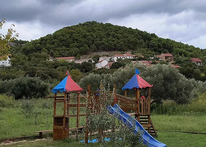 Mushroom House - Sleeps 4 - Pets Ok - Parking בית נופש
