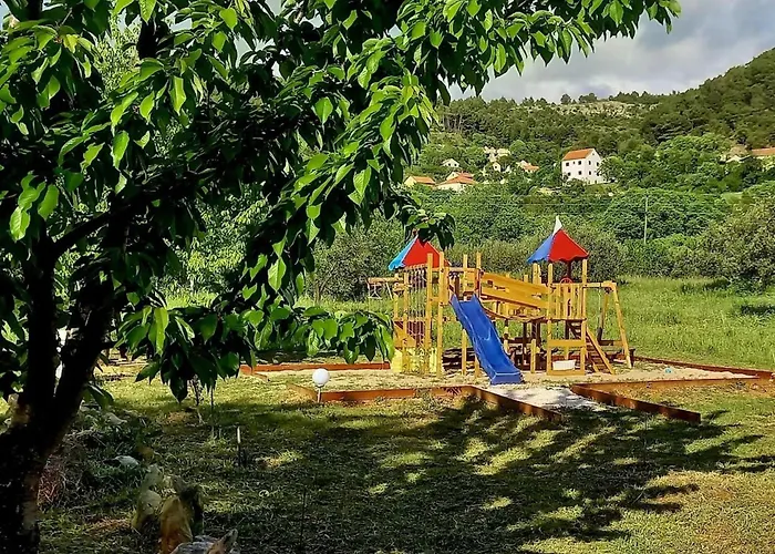 Mushroom House - Sleeps 4 - Pets Ok - Parking בית נופש