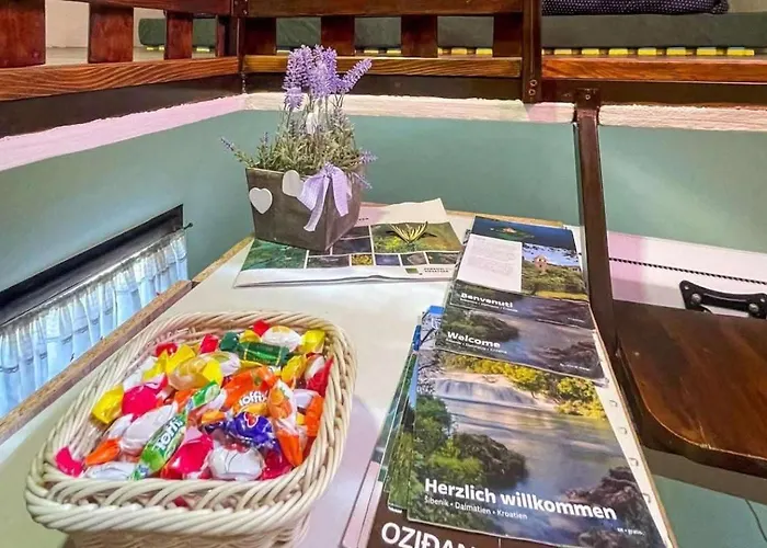 Mushroom House - Sleeps 4 - Pets Ok - Parking בית נופש סקארדין