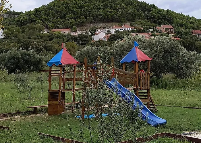 בית נופש Mushroom House - Sleeps 4 - Pets Ok - Parking *